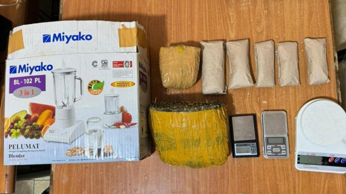 Satnarkoba Polres Bogor menangkap 2 pria pengedar narkoba jenis ganja berinisial IS (23) dan TS (22). Sejumlah barang bukti paket ganja disita dari keduanya. (dok istimewa).
