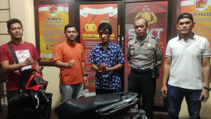 Satu dari dua pelaku perampokan tas milik pedagang di Siantar diamankan polisi. (Dok. Polsek Siantar Utara)