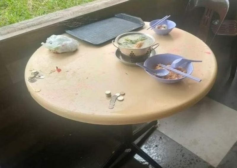 Sedang Asyik Makan Hotpot, Pengunjung Ini Panik Kompornya Meledak