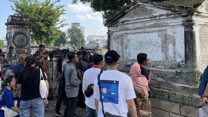 Sejumlah arsitek diajak melihat langsung kondisi makam sebelum merancang desain konservasi.