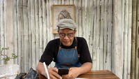 “Kenapa penasaran? Aku heran, semua orang yang datang selalu bertanya begitu, bukankah ini ide bisnis yang biasa saja dibanding kapital besar?” “Aku tuh manusia yang senang menyatukan, bagaimana mensinergikan alam dan knowledge tentang art dan pengalaman berinteraksi dengan customer dulu,” kata Ali.