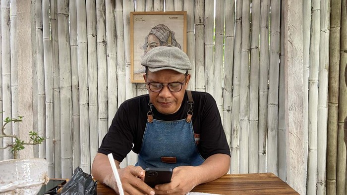 Kopi Wongso di Yogyakarta jadi rujukan tempat nongkrong anak muda. Ternyata kedai kopi ini adalah cara sang owner Ali Wongso memaknai hidupnya.