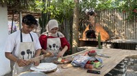 Terkuak juga bahwa ide konsep pembuatan pizza oleh customer datang tanpa disengaja. Ali menyebut, awalnya hanya iseng menyuruh temannya yang datang untuk membuat sendiri, tapi tanpa disangka menjadi konsep yang menarik pengunjung datang.