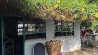 Saat ditemui detikTravel di lokasi langsung, Ali tampak sedang asyik bercengkrama dengan customernya. Meniti setiap bahan pizza yang akan diolah. Mengajari pengunjung bagaimana memipihkan adonan pizza yang benar. Lalu membolak balik pizza di tungku api tradisional agar matang sempurna.