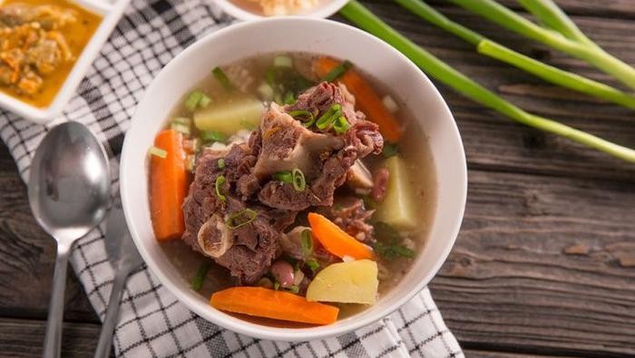 Sop daging sapi kuah bening.