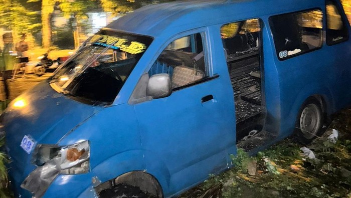 Sopir angkot di Bogor kabur usai tabrak 7 kendaraan, lalu ditangkap warga usai tabrak pohon