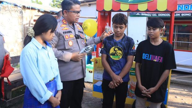 Sopyah saat diberi bantuan gerobak es teh