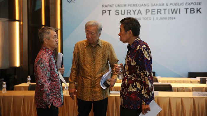 Direktur Efendy Gojali PT Surya Pertiwi, Komisaris Goh Po Heng, Presiden Komisaris Tjahjono Alim, Wakil Presiden Komisaris Usman Andy, Presiden Direktur Willianto Alim, dan Wakil Presiden Direktur Johan Gojali saat rapat umum pemegang saham tahunan di Jakarta, Rabu (5/6/2024). SPTO membagikan dividen tunai dengan total sebesar Rp 135 milyar kepada para pemegang saham atau 49 % dari laba bersih perseroan untuk tahun buku 2023 yang mencapai Rp 274,95 milyar