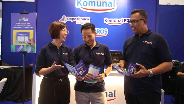 Co Founder dan CFO Komunal Indonesia Kendrick Winoto, Komisaris Komunal Indonesia, Peter Jacobs dan AVP Marketing Komunal Indonesia Vera Rosana berbincang di BPR Fair, Jakarta, Rabu (5/6/2024).