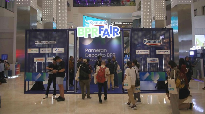 Co Founder dan CFO Komunal Indonesia Kendrick Winoto, Komisaris Komunal Indonesia, Peter Jacobs dan AVP Marketing Komunal Indonesia Vera Rosana berbincang di BPR Fair, Jakarta, Rabu (5/6/2024).