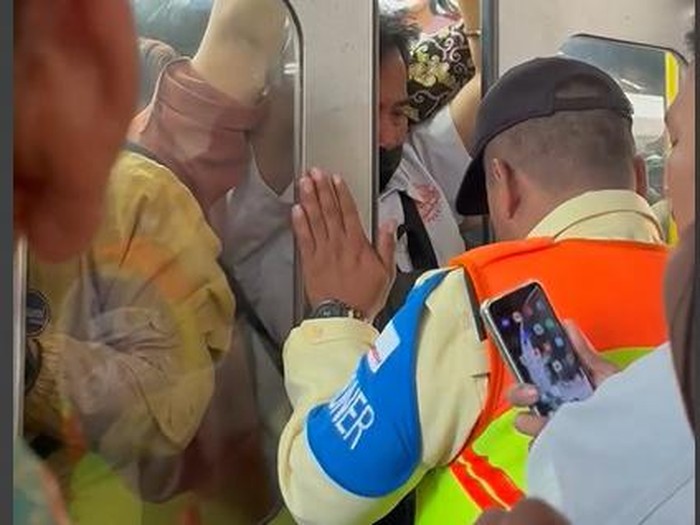 Suasana di Stasiun Depok Baru pada Rabu (5/6/2024)-(Rifka/detikcom)