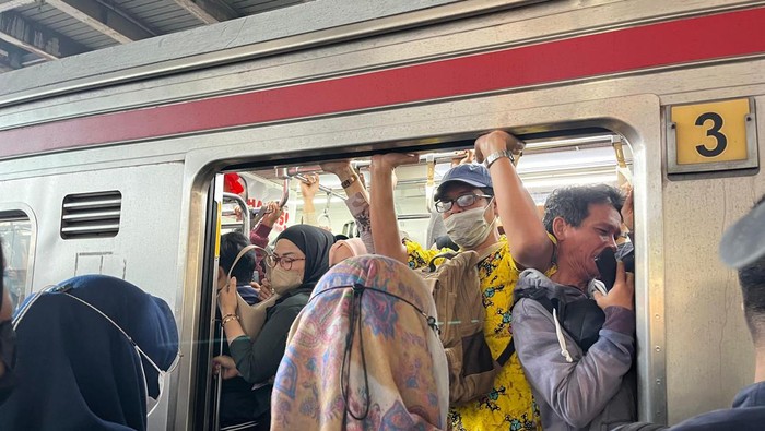 KRL Makin Padat karena Dominasi Kereta 8 Gerbong