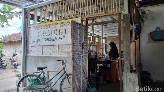 Suasana di warung sate kambing Mbah Is, Deresan, Ringinharjo, Bantul, Kabupaten Bantul, Rabu (5/6/2024).