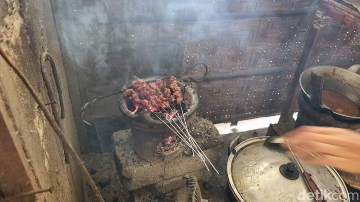 Suasana di warung sate kambing Mbah Is, Deresan, Ringinharjo, Bantul, Kabupaten Bantul, Rabu (5/6/2024).