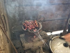 Murah Banget! Di Warung Legendaris Ini Ada Sate Kambing Rp 13 Ribu
