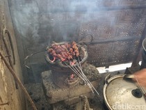 Murah Banget! Di Warung Legendaris Ini Ada Sate Kambing Rp 13 Ribu