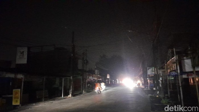 Suasana listrik padam di Jalan Karya Jaya, Medan Johor (Nizar Aldi/detikSumut)