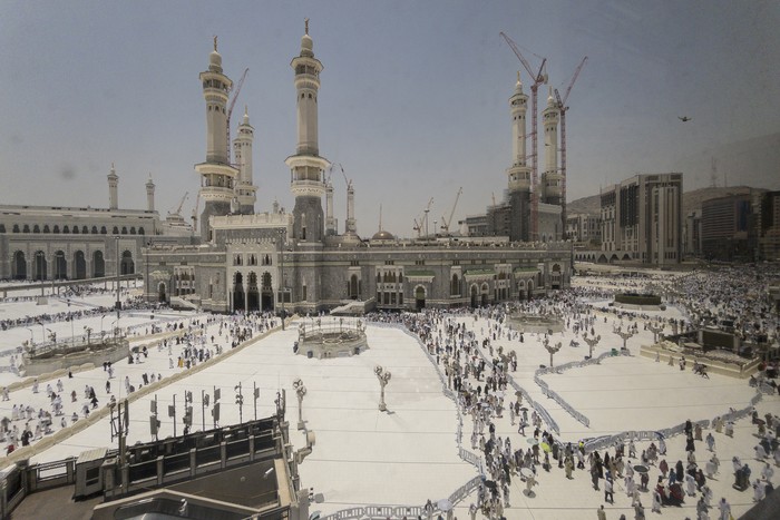 Jamaah calon haji memadati Masjidil Haram usai shalat zuhur di Makkah, Arab Saudi, Selasa (4/6/2024). Petugas Penyelenggara Ibadah Haji Daker Makkah mengimbau bagi jamaah calon haji Indonesia yang tiba di Makkah pada 06.00 hingga 17.00 waktu Arab Saudi (WAS) untuk melaksanakan umrah wajib pada 22.00 WAS, sementara yang tiba pukul 18.00 hingga 05.00 WAS dapat melaksanakannya pada 09.00 WAS dalam rangka menjaga kesehatan jamaah serta menghindari kepadatan di Masjidil Haram. ANTARA FOTO/Sigid Kurniawan/tom.