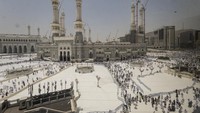 Suasana Masjidil Haram usai pelaksanaan salat zuhur di Makkah, Arab Saudi, Selasa (4/6/2024).   