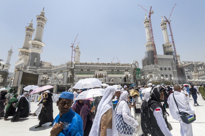 Jamaah calon haji memadati Masjidil Haram usai shalat zuhur di Makkah, Arab Saudi, Selasa (4/6/2024). Petugas Penyelenggara Ibadah Haji Daker Makkah mengimbau bagi jamaah calon haji Indonesia yang tiba di Makkah pada 06.00 hingga 17.00 waktu Arab Saudi (WAS) untuk melaksanakan umrah wajib pada 22.00 WAS, sementara yang tiba pukul 18.00 hingga 05.00 WAS dapat melaksanakannya pada 09.00 WAS dalam rangka menjaga kesehatan jamaah serta menghindari kepadatan di Masjidil Haram. ANTARA FOTO/Sigid Kurniawan/tom.