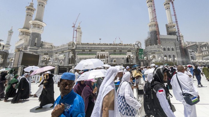 Jamaah calon haji memadati Masjidil Haram usai shalat zuhur di Makkah, Arab Saudi, Selasa (4/6/2024). Petugas Penyelenggara Ibadah Haji Daker Makkah mengimbau bagi jamaah calon haji Indonesia yang tiba di Makkah pada 06.00 hingga 17.00 waktu Arab Saudi (WAS) untuk melaksanakan umrah wajib pada 22.00 WAS, sementara yang tiba pukul 18.00 hingga 05.00 WAS dapat melaksanakannya pada 09.00 WAS dalam rangka menjaga kesehatan jamaah serta menghindari kepadatan di Masjidil Haram. ANTARA FOTO/Sigid Kurniawan/tom.