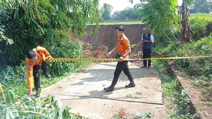 Bencana Longsor Meluluhlantakkan Lahan Pertanian dan Memutus Akses Jalan di Bogor