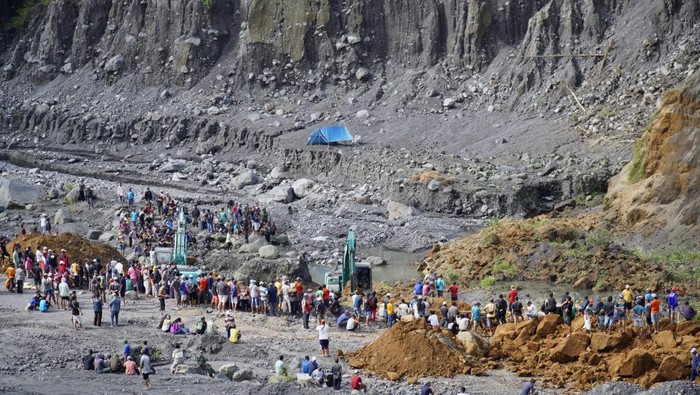 Tanah longsor di lokasi penambangan pasir Sejumlah petugas mengevakuasi seorang korban yang meninggal akibat tertimbun material longsor di Desa Pronojiwo, Kecamatan Pronojiwo, Lumajang, Jawa Timur, Selasa (4/6/2024). Tanah longsor yang terjadi di area penambangan pasir tersebut menyebabkan satu orang orang meninggal dunia dan tiga lainnya masih dalam pencarian. ANTARA FOTO/Irfan Sumanjaya/tom.