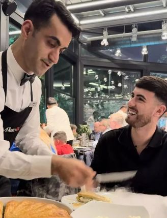 Demi Makan Steak Salt Bae Murah, Pria Ini Rela Terbang dari London ke Turki