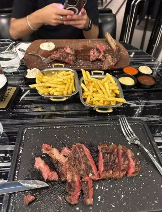 Demi Makan Steak Salt Bae Murah, Pria Ini Rela Terbang dari London ke Turki