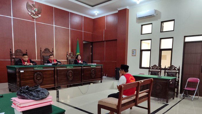 Terdakwa Sunendi pelaku perburuan badak Jawa di TNUK (Foto: Bahtiar Rifai/Detikcom)