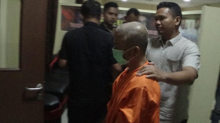 Tersangka guru cabul di Sumenep saat dihadirkan dalam jumpa pers di Polres Sumenep