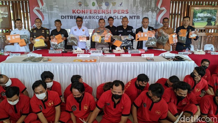 24 tersangka pengedar dan kurir narkoba ditangkap polisi di Polda NTB, Rabu (5/6/2024). Foto: (Ahmad Viqi/detikBali).
