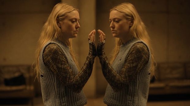 Cuplikan adegan dalam film The Watcher (2024).