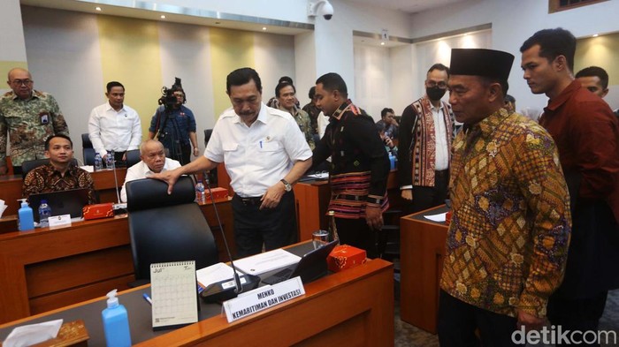 Tiga Menko Jokowi dan Banggar DPR Bahas Anggaran 2025 Tiga Menko Kabinet Indonesia Maju dan Banggar DPR menggelar rapat di Gedung Nusantara II. Rapat membahas anggaran lembaga mereka dalam RAPBN tahun 2025.