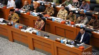Adapun dalam pemaparan presentasinya, Luhut menyinggung soal urgensi melanjutkan program yang sudah ada untuk lima tahun ke depan. Pertimbangan lain Indonesia masih dihadapkan pada tantangan jangka pendek dan panjang.  
