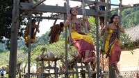 Tradisi tahunan yang dilakukan oleh para remaja putri di desa tersebut dimaknai sebagai bumi yang berputar dan merupakan rangkaian dari tradisi perang pandan.