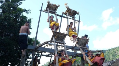 Semringah Remaja Putri Bali Saat Tradisi Ayunan Jantra