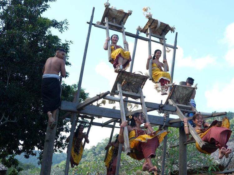 Semringah Remaja Putri Bali Saat Tradisi Ayunan Jantra