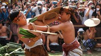 Dua warga saling menyerang dengan daun pandan berduri saat mengikuti tradisi Perang Pandan di Desa Tenganan Pegringsingan, Karangasem, Bali, Rabu (5/6/2024).
