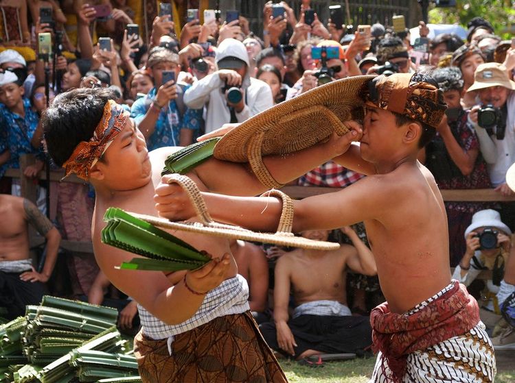 Perang Pandan, Tradisi Penghormatan kepada Dewa Indra di Bali