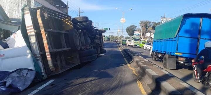 Truk angkut tepung tapioka terguling di Lawang