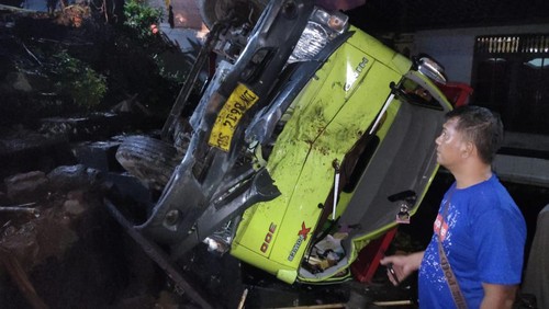 Truk galian C  terguling setelah menghantam rumah warga di Desa Peringsari, Kecamatan Selat, Karangasem, Bali, Rabu (5/6/2024) dini hari. (Dok. Polsek Selat)