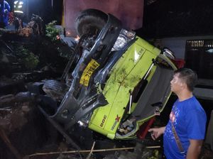 Hindari Mobil, Truk Galian C Hantam Tembok Rumah Warga di Karangasem