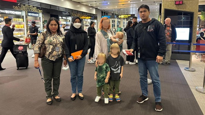 TS dan ketiga anaknya dideportasi dari Bali gegara overstay, Selasa (4/6/2024). (Dok. Kanwil Kemenkumham Bali)