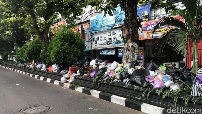 Tumpukan sampah menggunung di Jalan Affandi (Gejayan) , Rabu (5/6/2024).