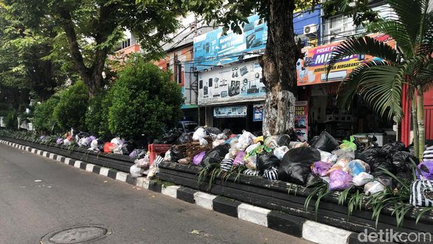 Tumpukan sampah menggunung di Jalan Affandi (Gejayan) , Rabu (5/6/2024).