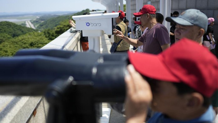Turis di Korsel Rama-ramai Ikut Wisata Mengintip Korea Utara North Korea's town Kaepoong behind a military guard post, bottom, is seen from the unification observatory in Paju, South Korea, Tuesday, June 4, 2024. South Koreaβs government has approved the suspension of a contentious military agreement with North Korea, a step that would allow it to take tougher responses to North Korean provocations. (AP Photo/Lee Jin-man)
