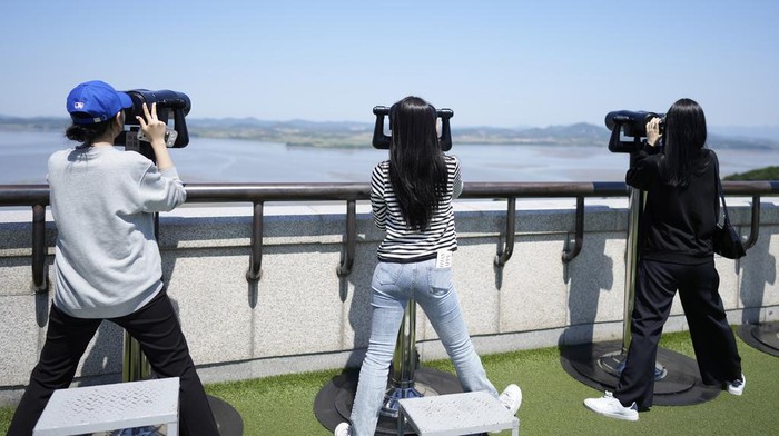 Turis di Korsel Rama-ramai Ikut Wisata Mengintip Korea Utara North Korea's town Kaepoong behind a military guard post, bottom, is seen from the unification observatory in Paju, South Korea, Tuesday, June 4, 2024. South Koreaβs government has approved the suspension of a contentious military agreement with North Korea, a step that would allow it to take tougher responses to North Korean provocations. (AP Photo/Lee Jin-man)