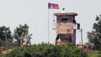 Tampak bendera Korea Utara berkibar di pos penjagaan militer.  