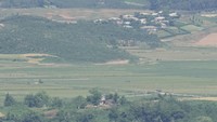 Dari menara observatorium ini juga terlihat Kota Kaepoong di terletak belakang pos penjagaan militer Korea Utara.  